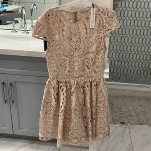 Alice + Olivia Sleeve lace party dress NWT! SPRING CLEANING SALE 🎉